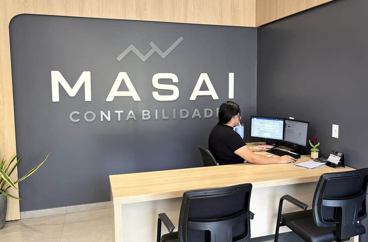 Recepção do MASAI, com uma colaboradora no balcão de atendimento
